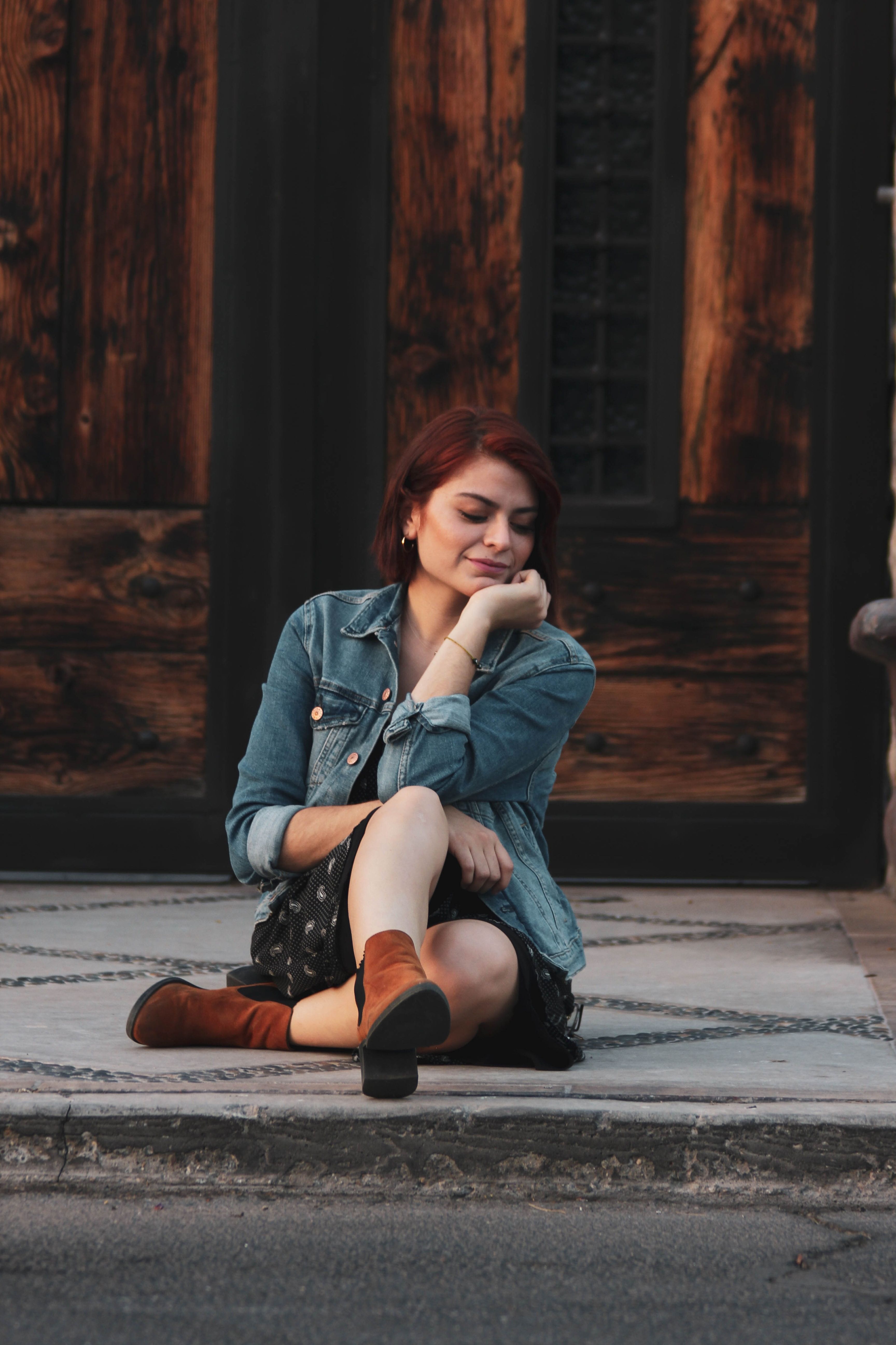 Auch Chelsea-Boots lockern Kleidchen auf