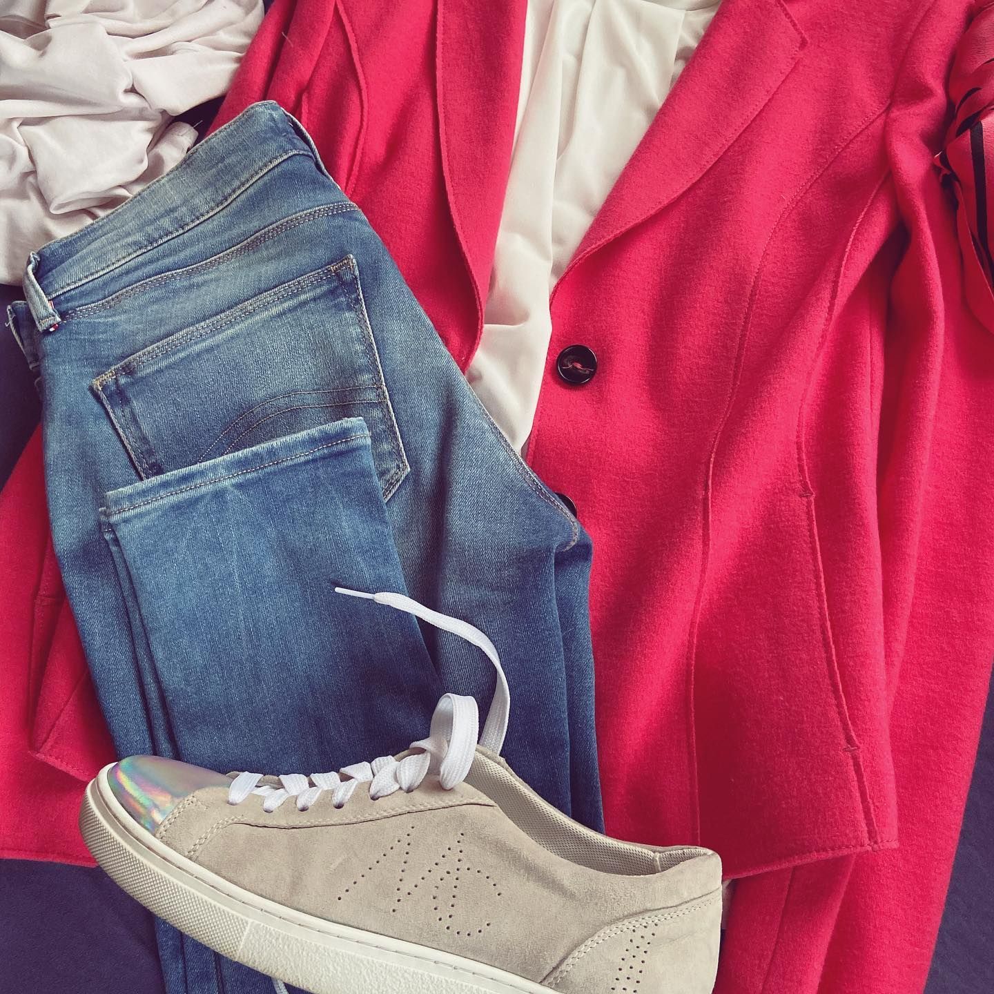 Basics kombinieren, Jeans, weißes T-Shirt, pinker Blazer