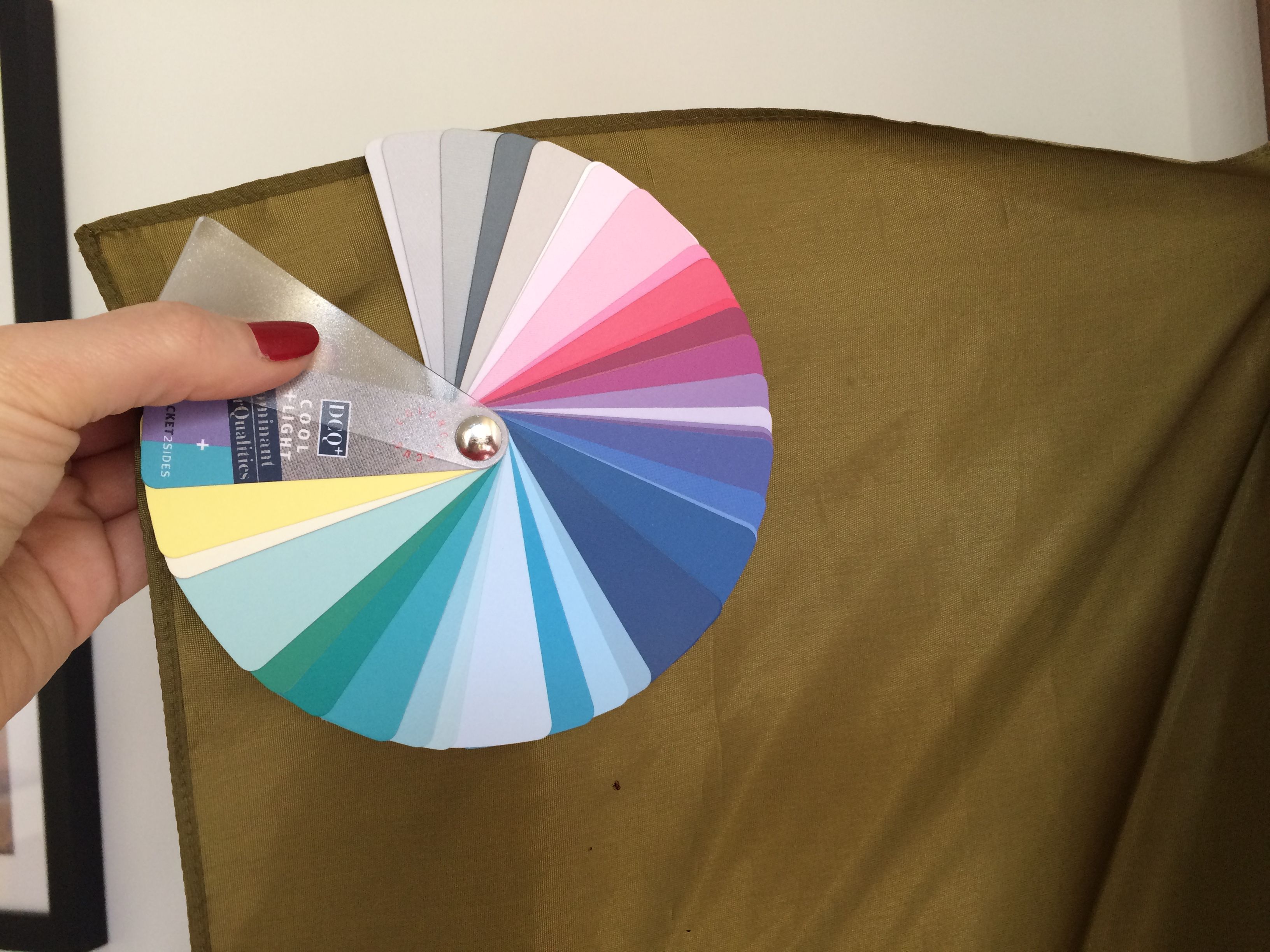 Das Grün „beißt“ sich mit den Farben des Fächers