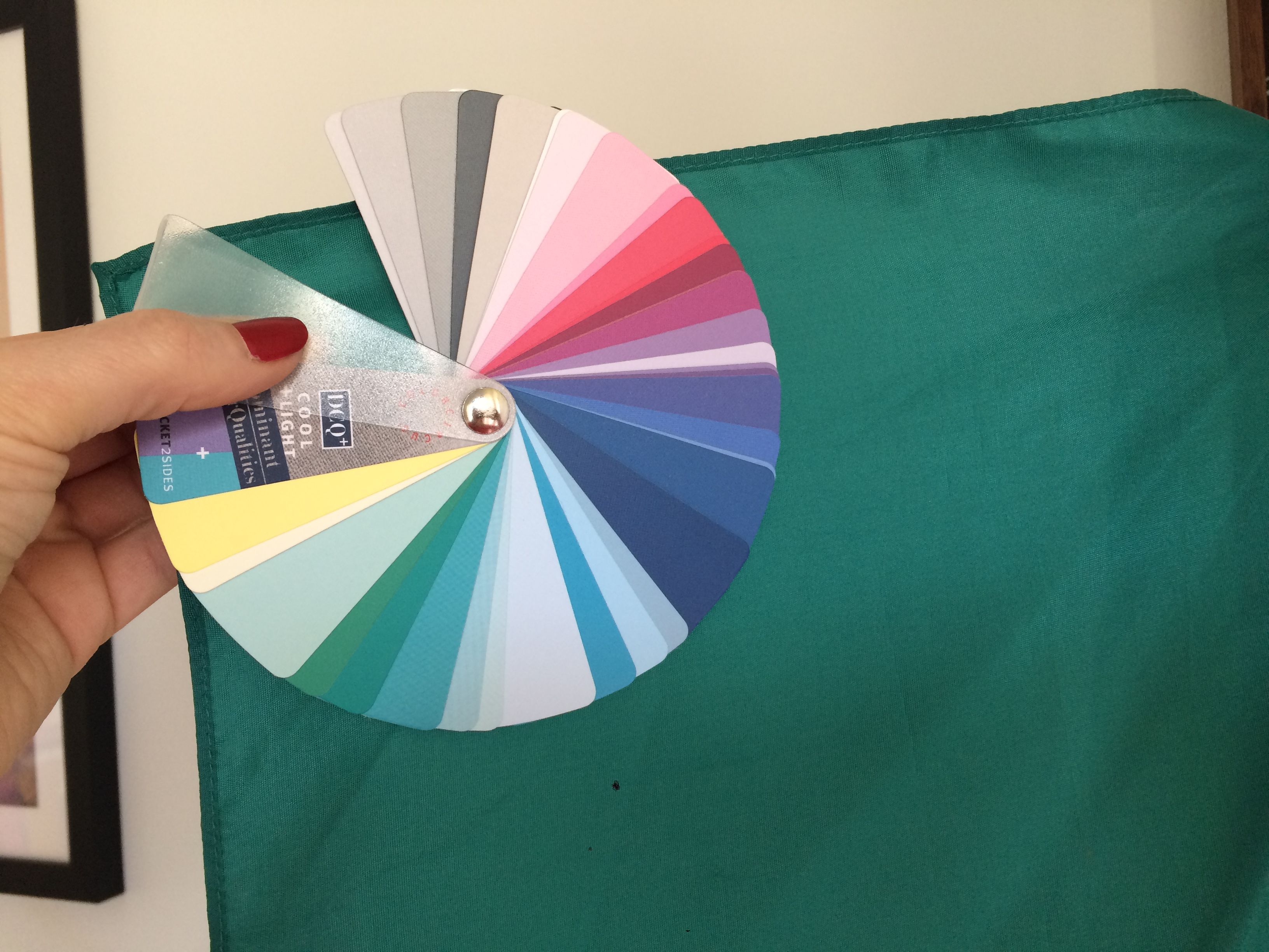 Das Türkisgrün passt optimal zu den Farben des Fächers