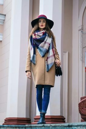 Ein gemusterter Schal, der die Farben des Outfits aufgreift