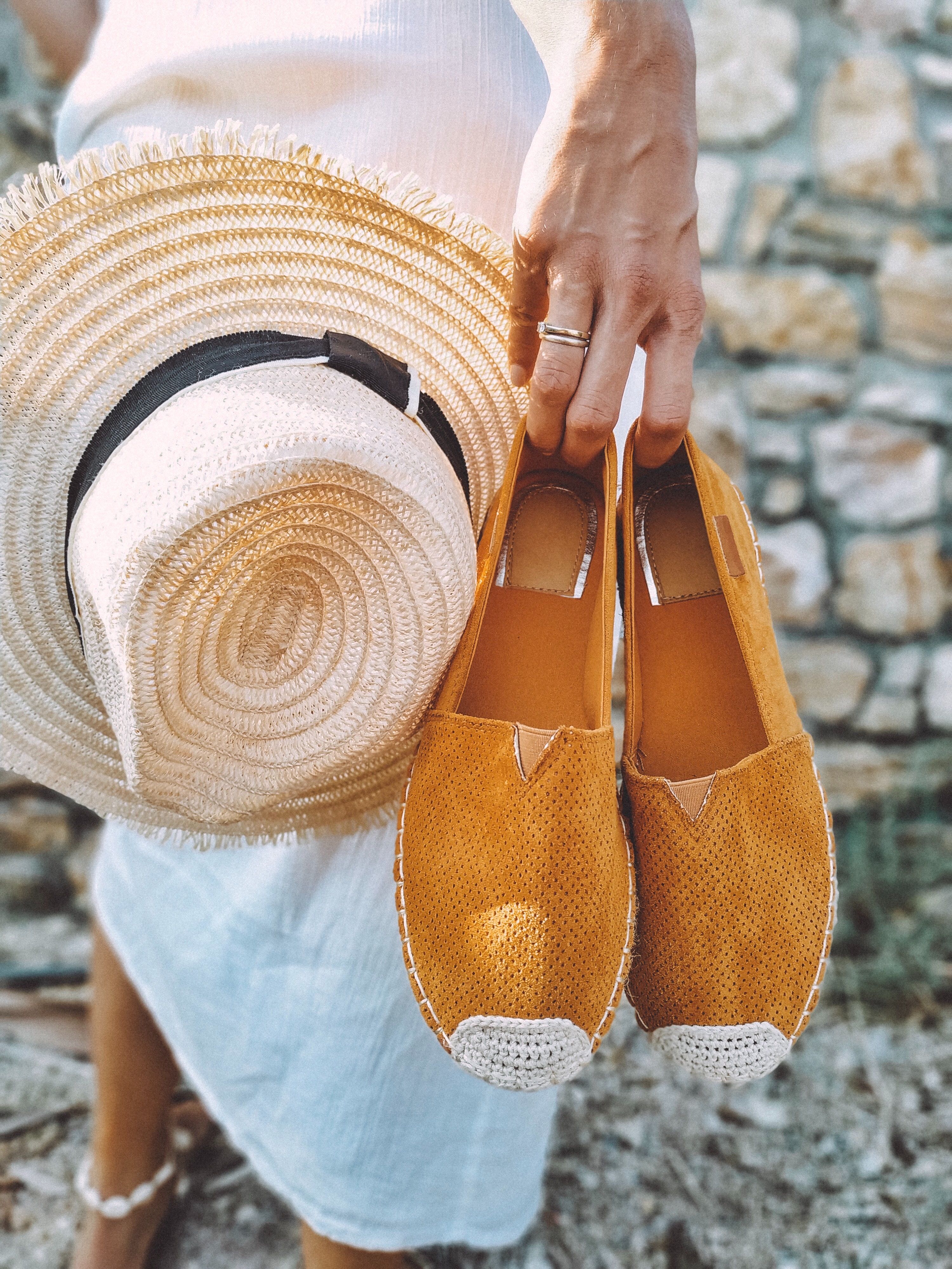 Espadrilles sind perfekte Sommerschuhe zum Kleid
