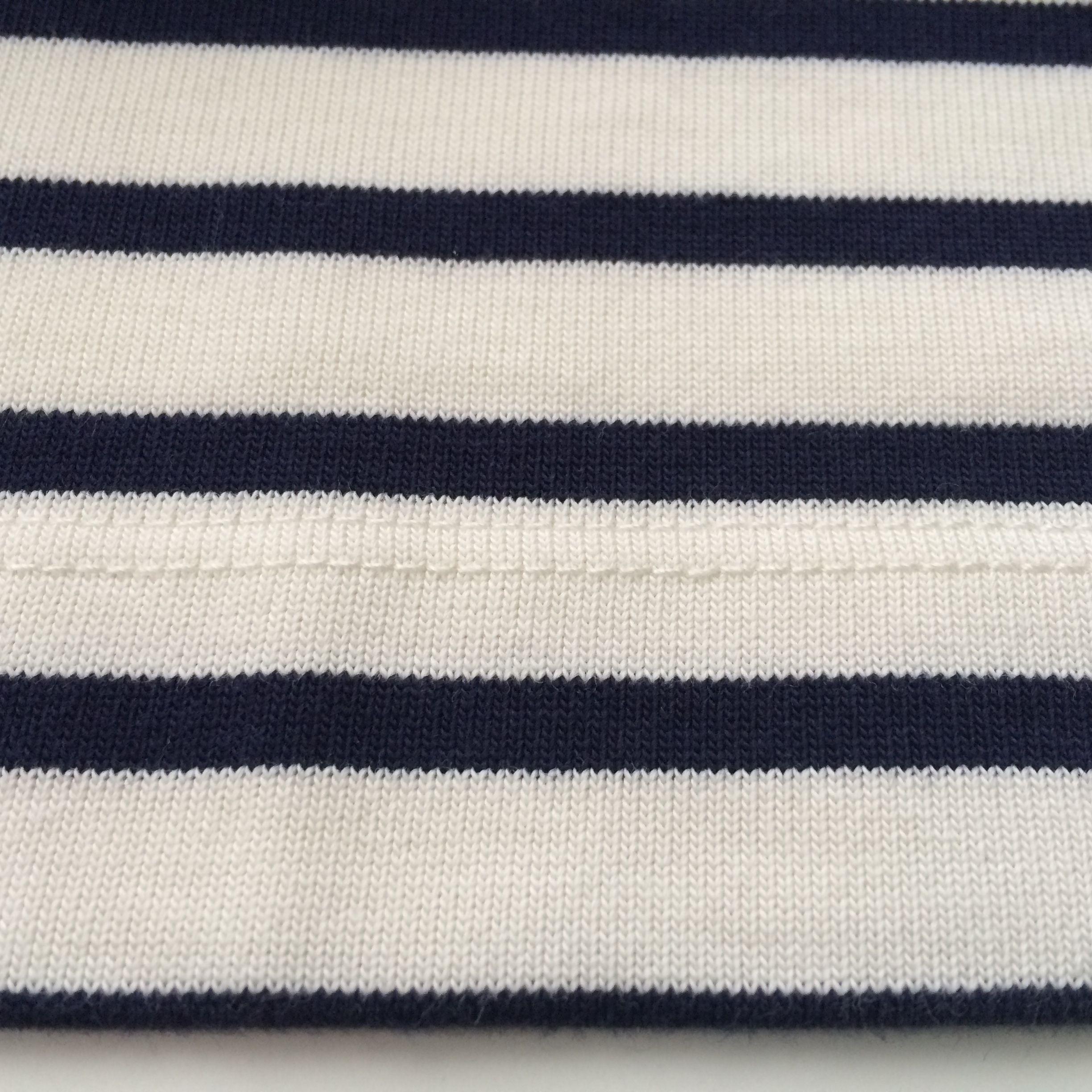 Gerades Maschenbild. So kann sich das Shirt nicht verziehen.