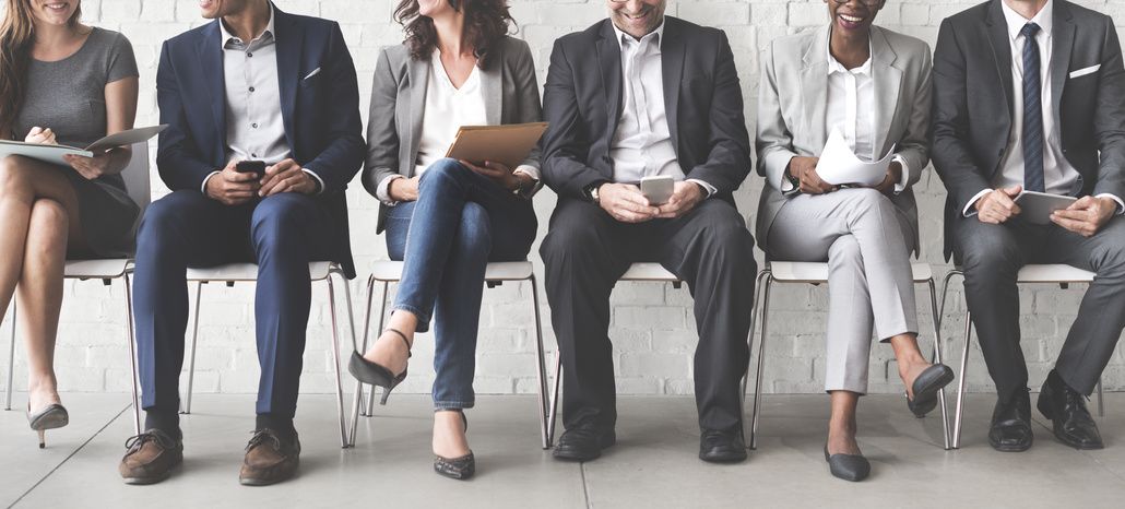 Gruppe in unterschiedlichen Business-Outfits