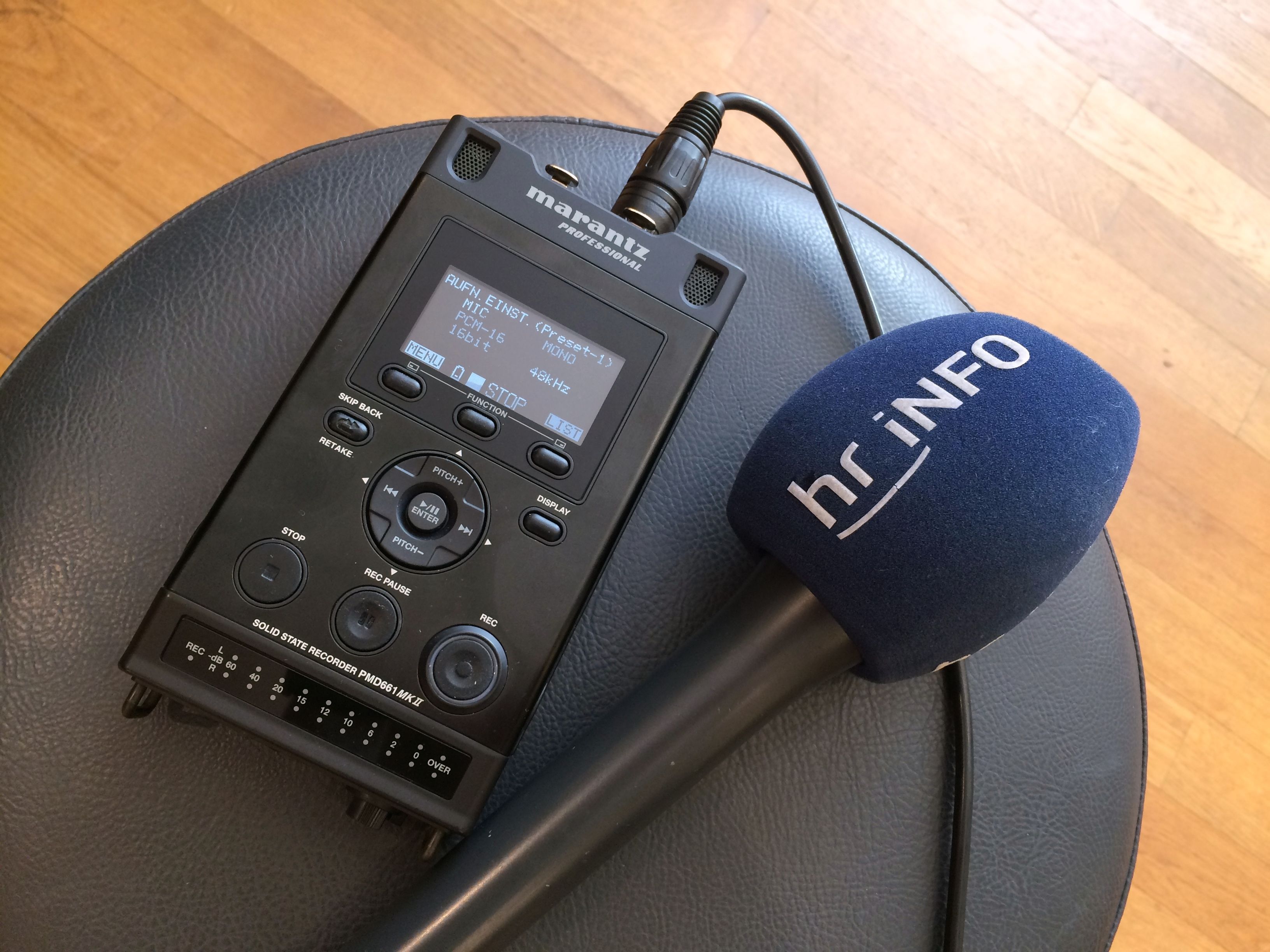 hr1-Mikrofon neben einem Audiorekorder