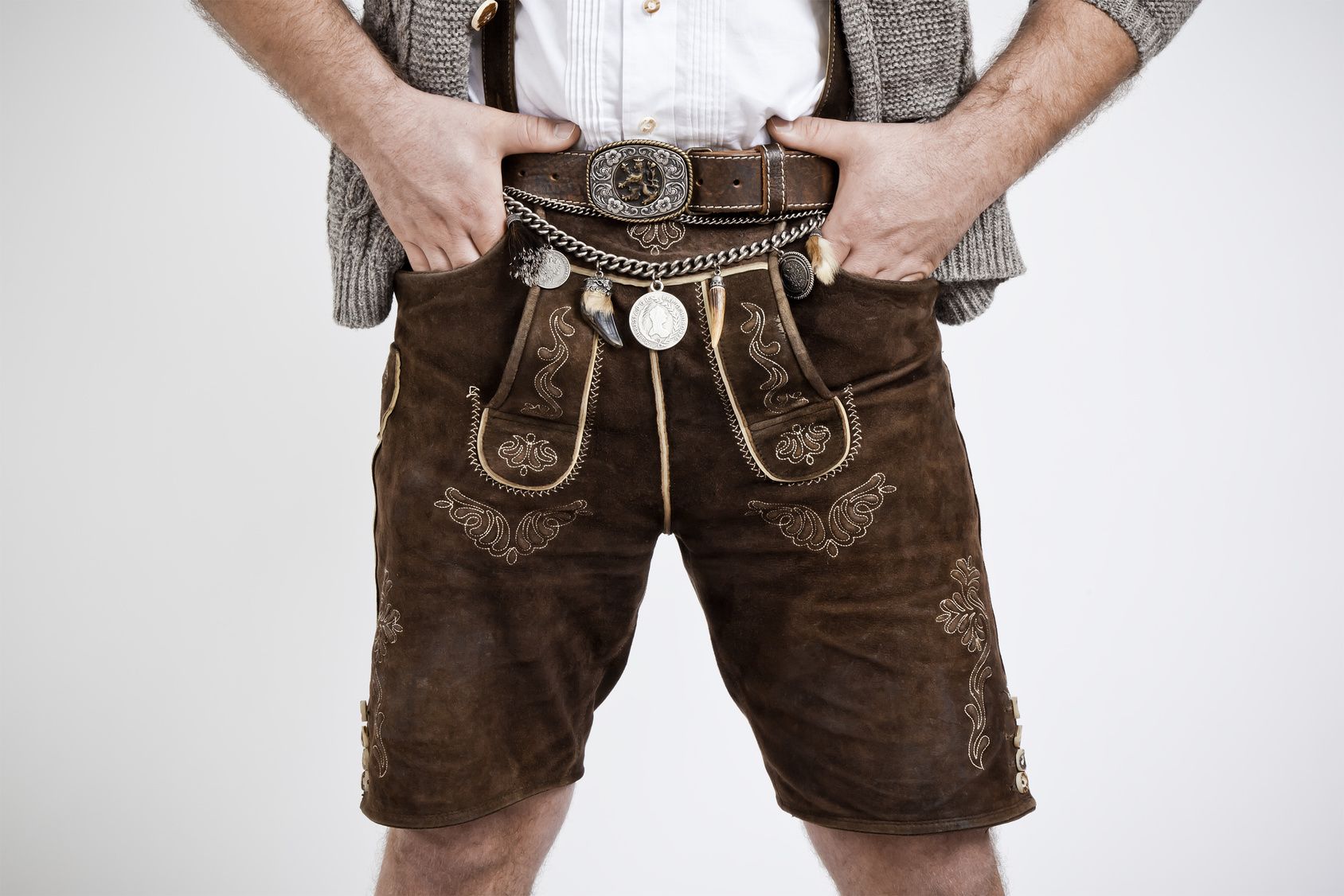 Mann in traditioneller Lederhose