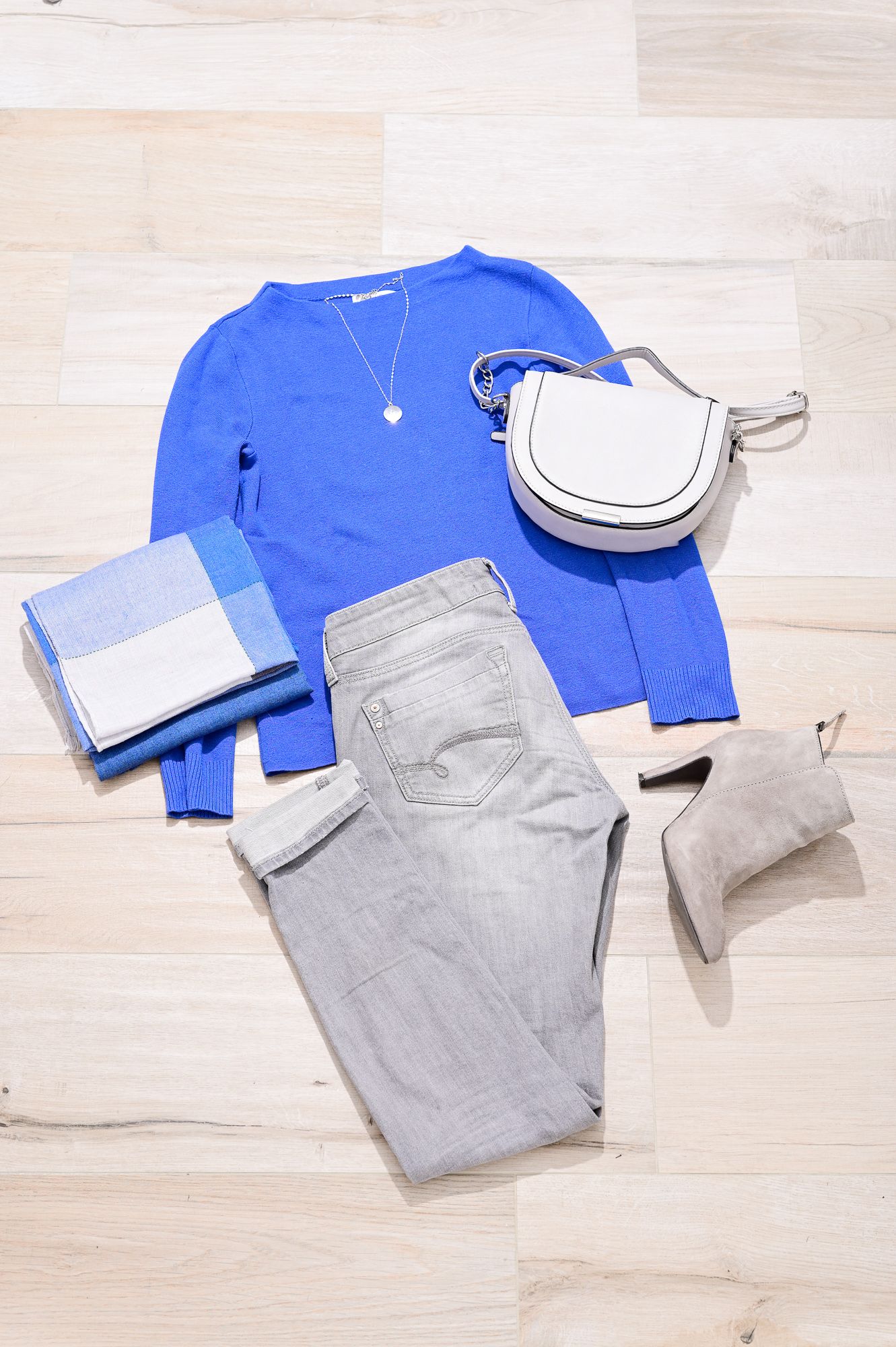 Eine graue Jeans – 3 Looks