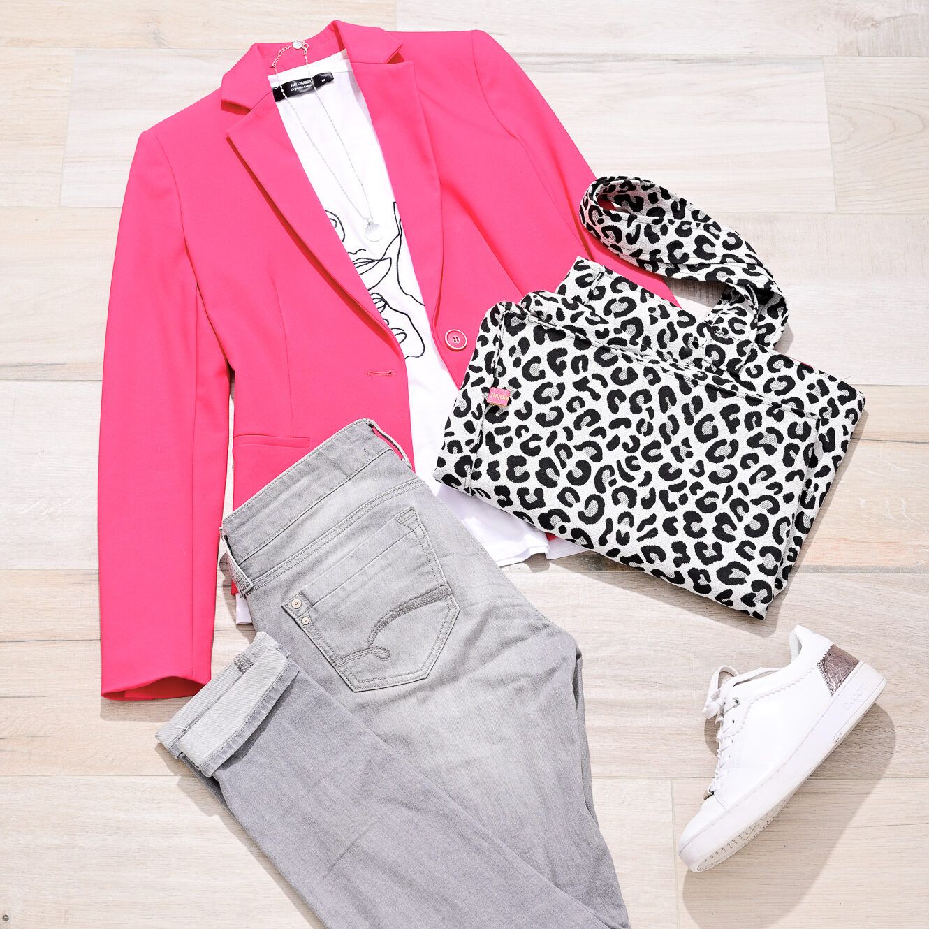 Pinker Blazer mit grauer Jeans
