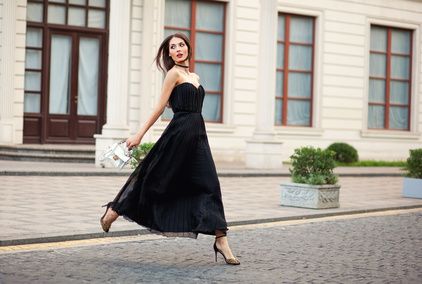 Schwarzes Maxikleid mit Pumps