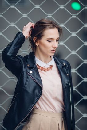 … und mit Lederjacke erhält er einen rockigen – gar nicht mehr mädchenhaften Touch.