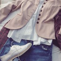 Basics kombinieren, rosa Blazer und weiße Bluse
