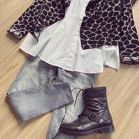 Basics kombinieren, graue Jeans und weiße Bluse